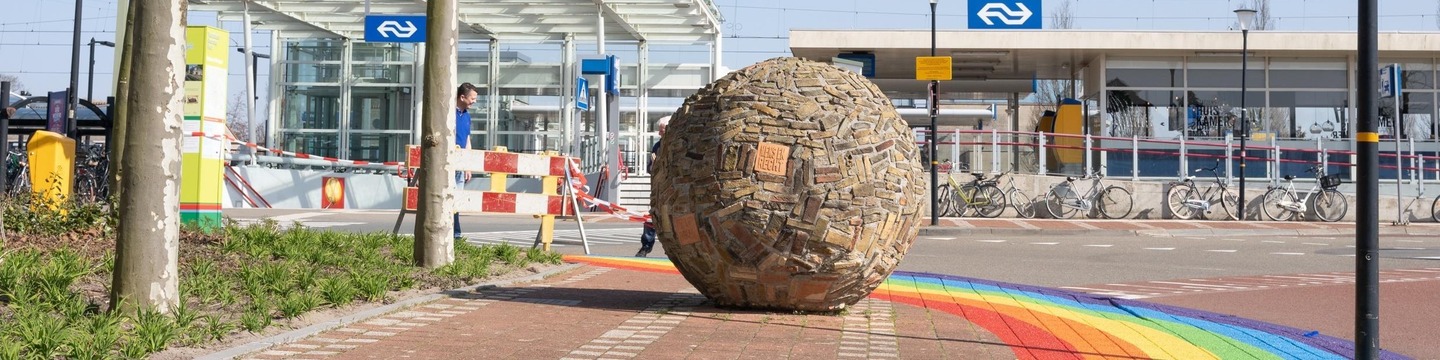 Regenboogpad bij station Schagen